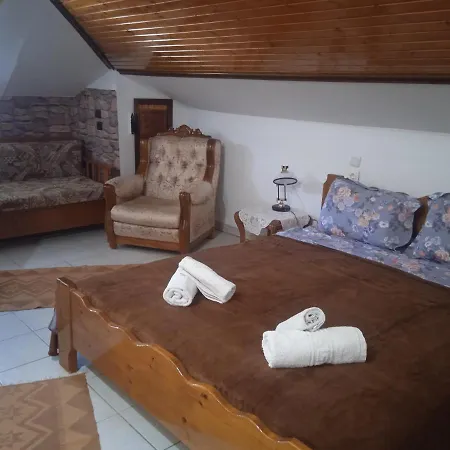 Kostis Hause 3*